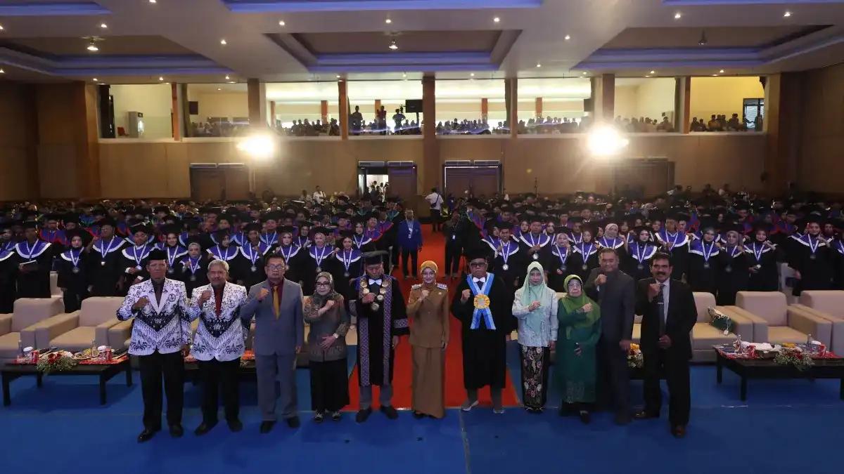 Wisuda Universitas Kadiri dihadiri Walikota Kediri