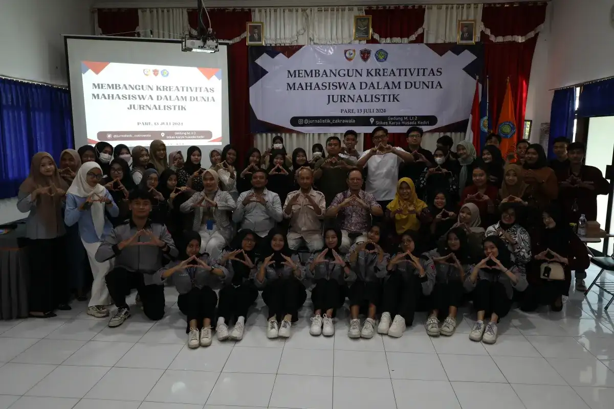 Mahasiswa keperawatan STIKes Karya Husada Kediri mengikuti pelatihan jurnalistik dan public speaking bersama Radar Kediri