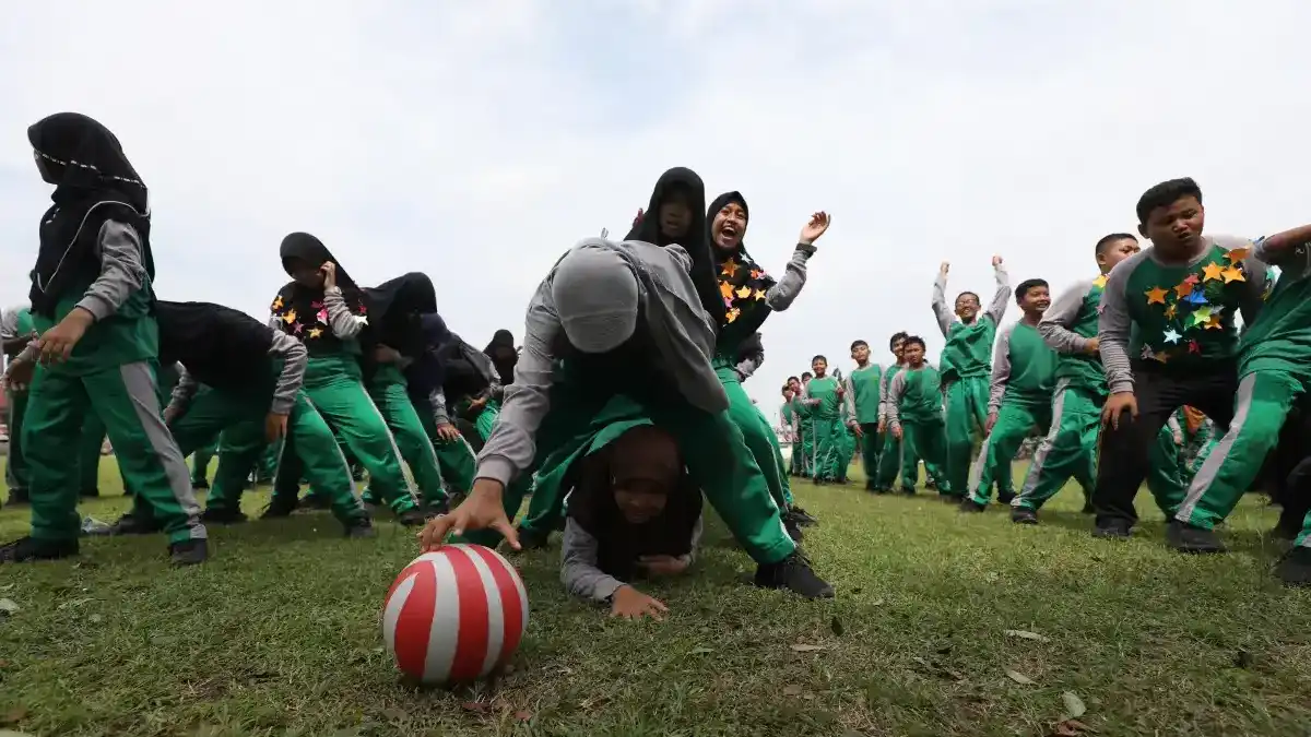 Siswa MTSN 2 Kota Kediri mengikuti outbound di Lapangan Sport Art Centre Ngronggo, kemarin. Mereka berhasil menyelesaikan sejumlah tantangan dalam berbagai permainan yang diikuti.