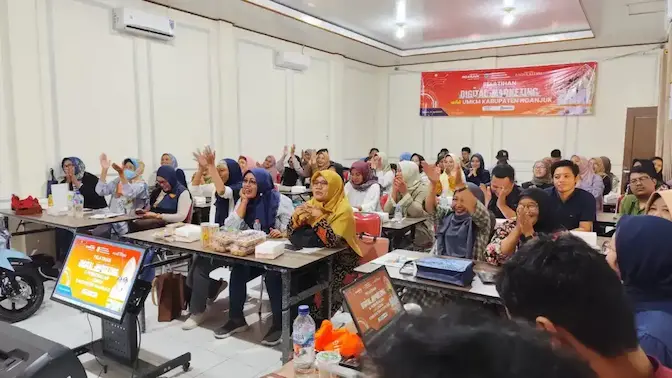 GM jawa Pos Radar Kediri Chafid Suyuti didampingi Kepala Dinas Koperasi dan Usaha Mikro (Dinkop UM) Kabupaten Nganjuk Cuk Widiyanto membuka pelatihan digital marketing
