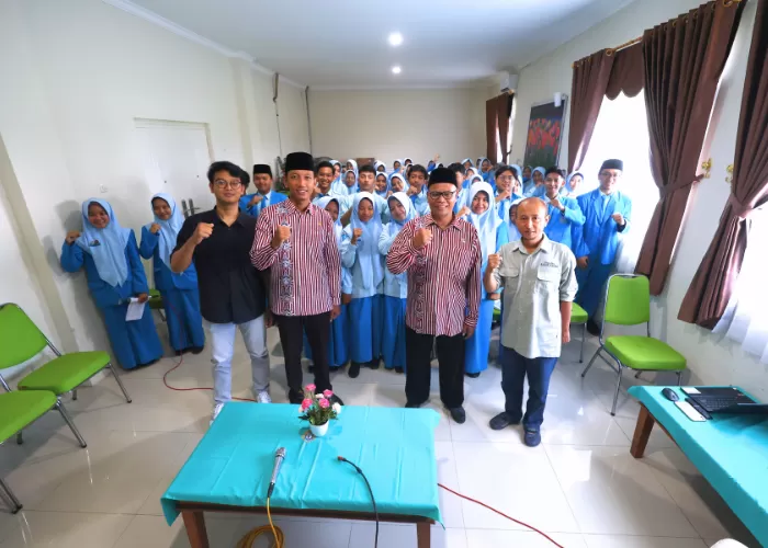 Langsung Menulis Berita dan Memotret Safari Jurnalistik Ramadan di MAN 2 Nganjuk