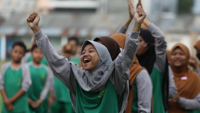 Peserta outbound di alam terbuka, bermain games tim