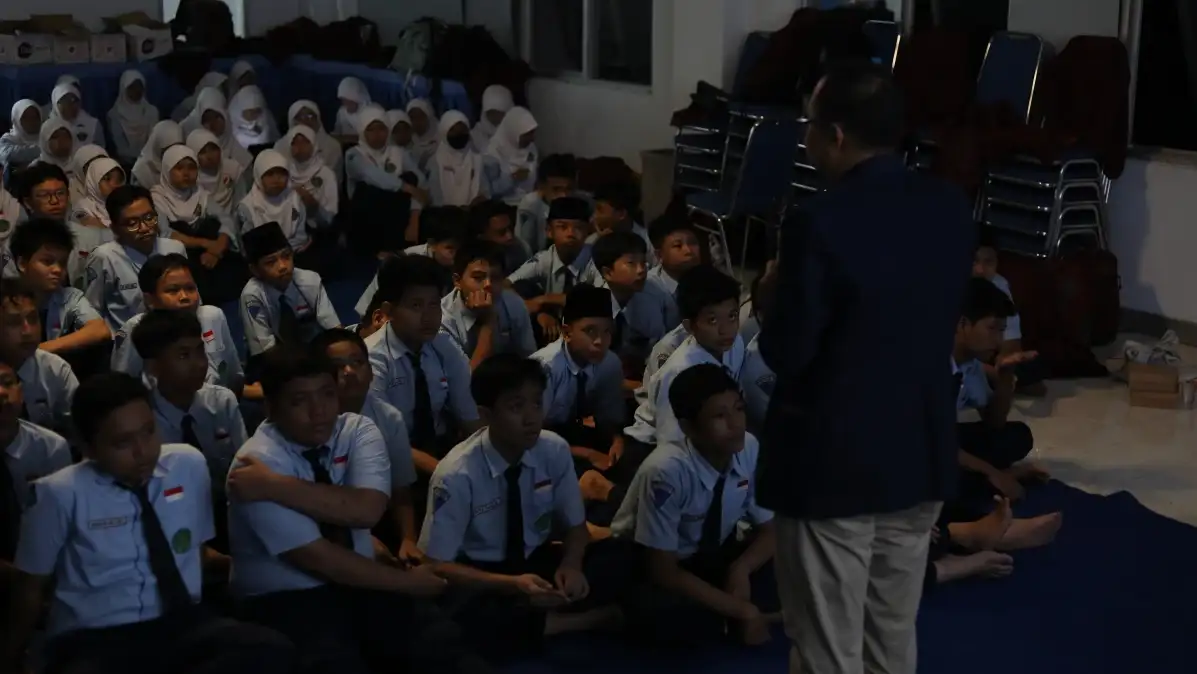 Kegiatan parenting program di aula serbaguna