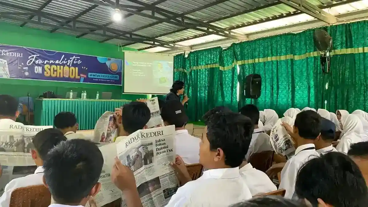 Sesi teori jurnalistik bersama redaktur senior