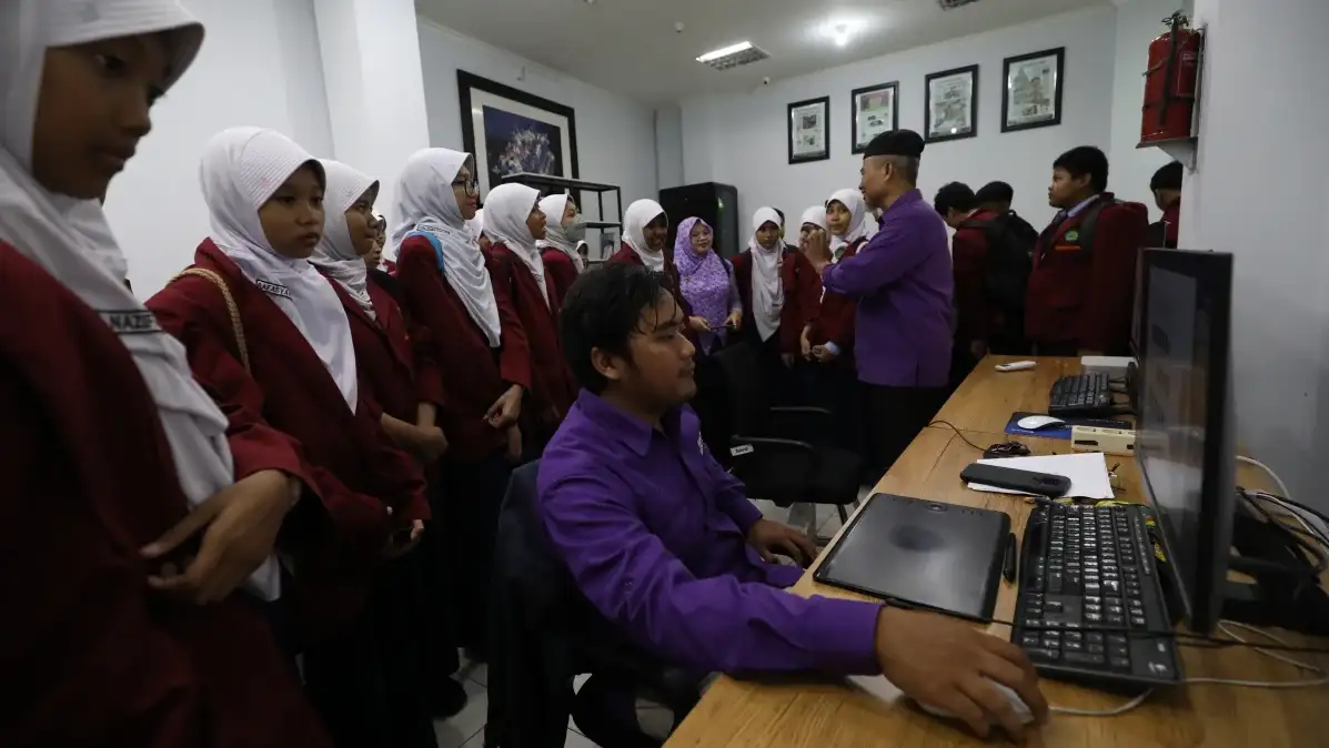 Siswa sekolah sedang belajar coding dan Artificial Intelligence bersama instruktur Radar Kediri Institute
