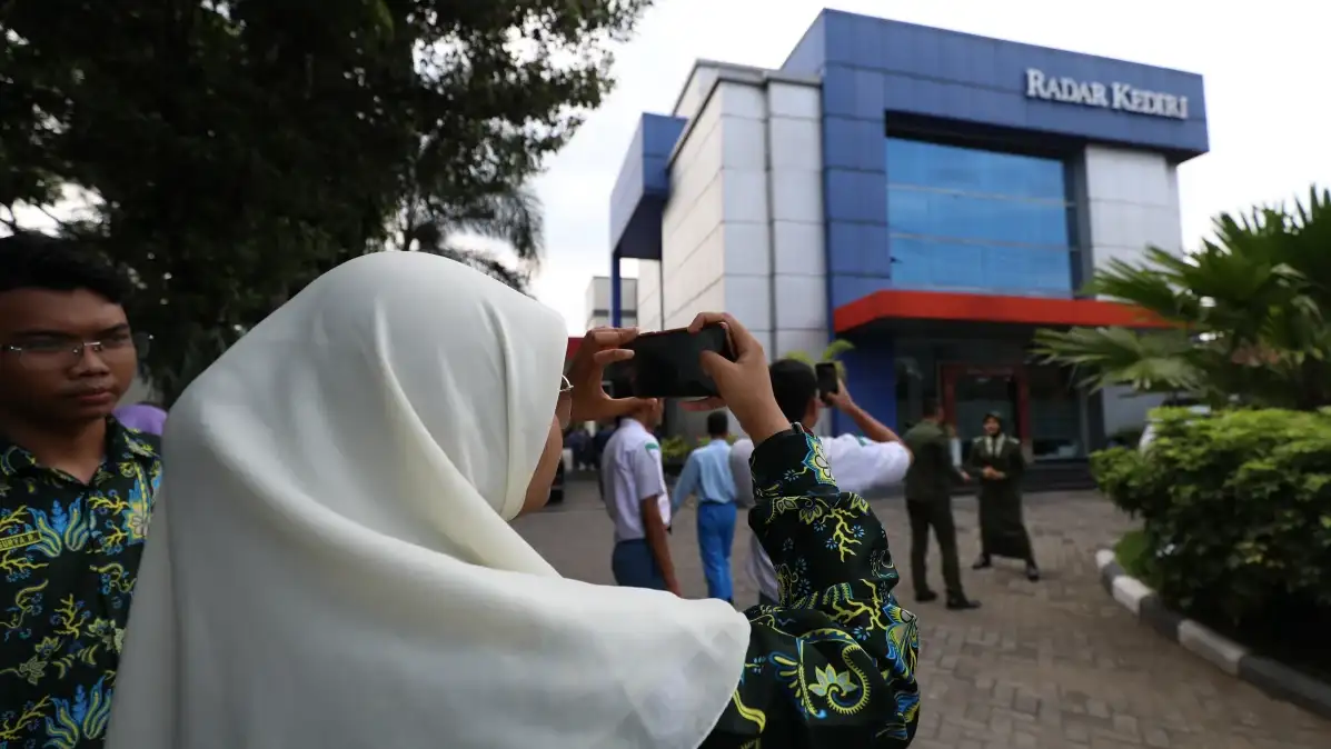 Suasana pendampingan tim redaksi sekolah